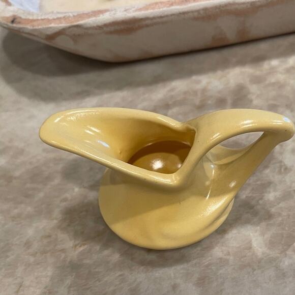 Vintage creamer matte yellow 1939 USA pottery - Picture 3 of 12